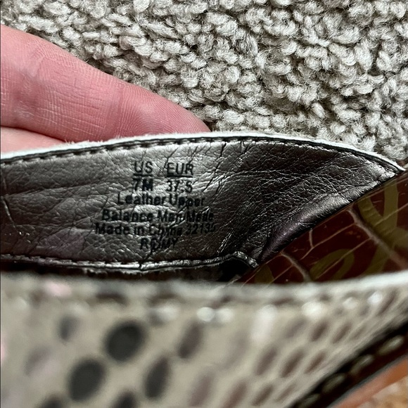 EUC Women’s Sandals - Picture 9 of 9